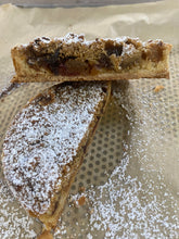 Load image into Gallery viewer, Cranberry, spiced Apple &amp; raisin crumble tart